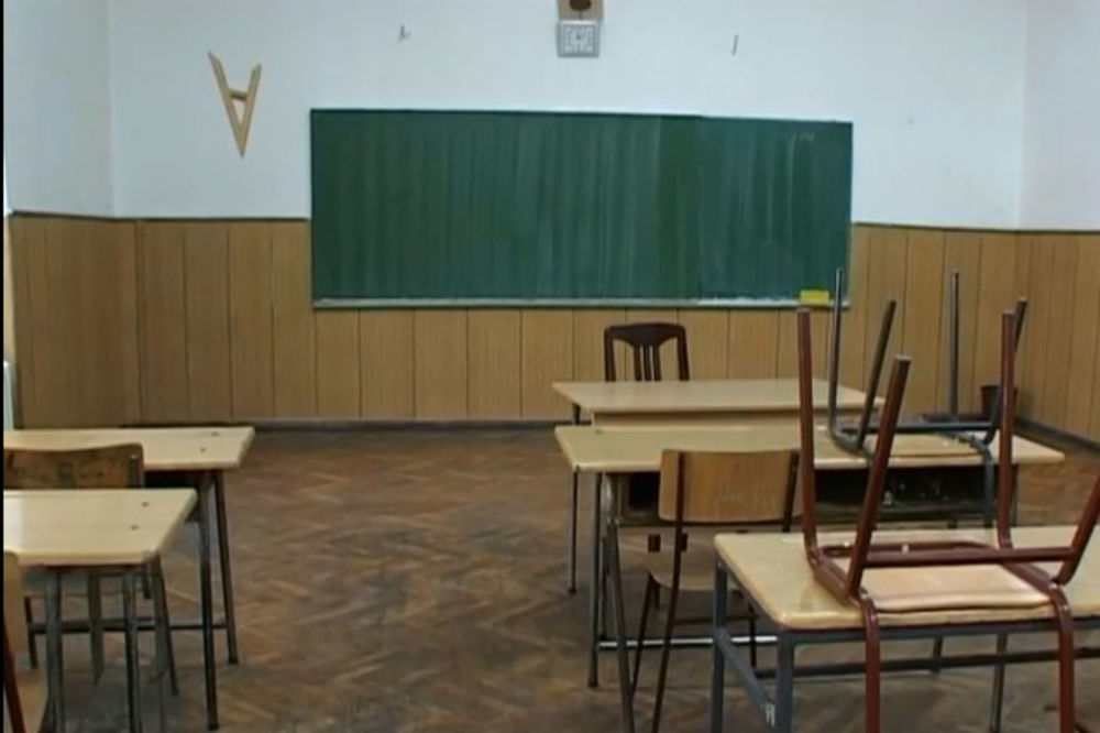 ZAVRŠAVA SE LETNJI RASPUST: Sutra počinje škola, ali i protest prosvetara