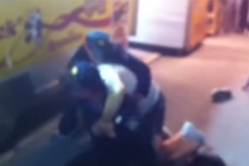 (VIDEO) HOROR U VARAŽDINU: Podivljali prodavač siktao na policajce i ujedao ih