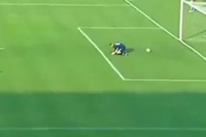 (VIDEO) PRESMEŠNO: Golman Rada primio gol kroz ruke i noge!