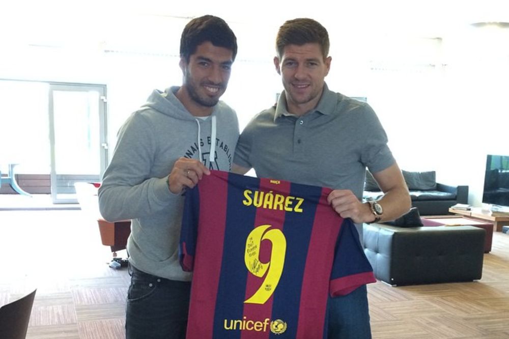DONEO POKLONE: Suarez se vratio u Liverpul sa dresom Barselone