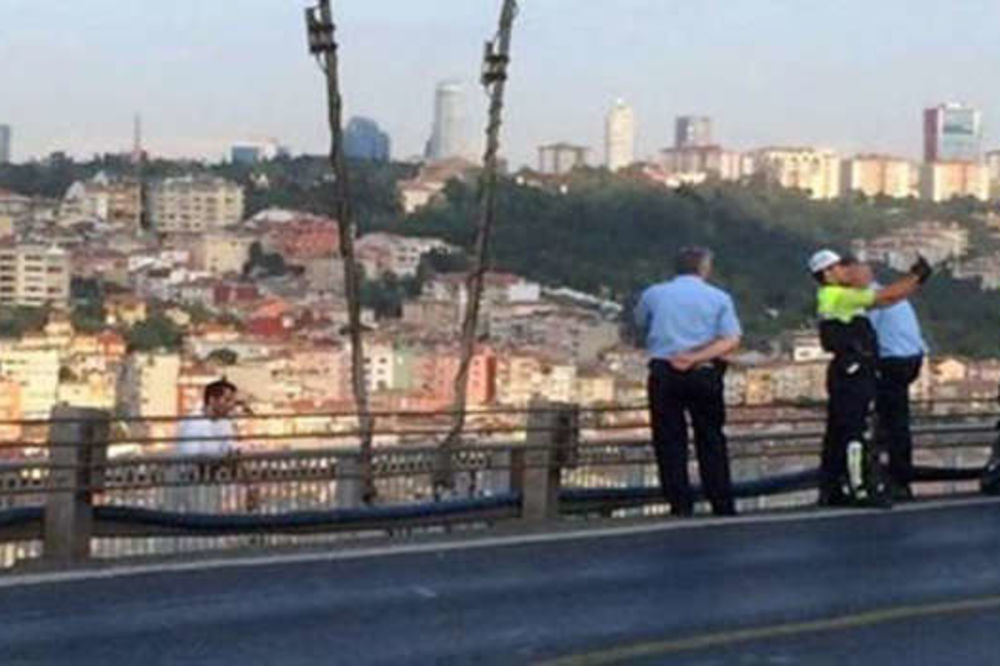 SKANDAL U TURSKOJ: Policajac snimao selfi umesto da pregovara sa samoubicom!