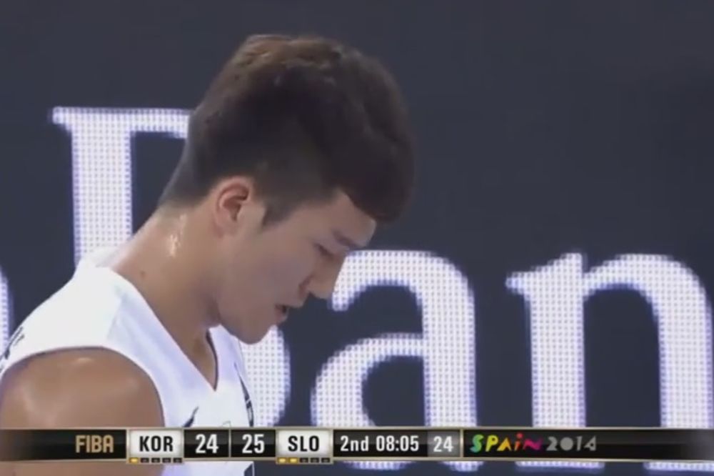 (VIDEO) ON TO RADI NA SVOJ NAČIN: Korejac na Mundobasketu šutira bacanja pomoću table