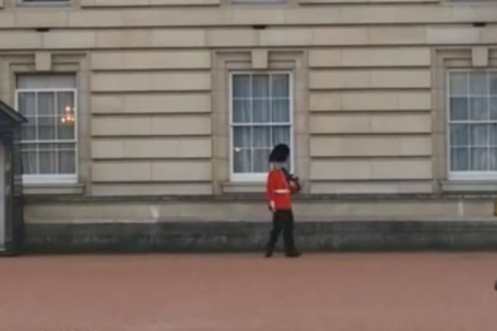 (VIDEO) ODUŠEVIO TURISTE: Gardista zaplesao ispred Bakingemske palate!