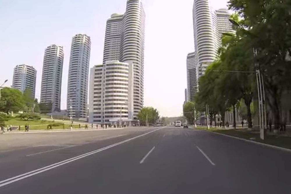 NECENZURISANI VIDEO IZ SEVERNE KOREJE: Moderni neboderi, besprekoran asfalt, šoping mol sa bazenom!