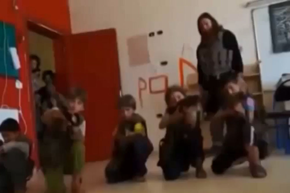(VIDEO) VEĆA PUŠKA OD NJIH: Ovako ISIL uči decu da ubijaju i seku glave!