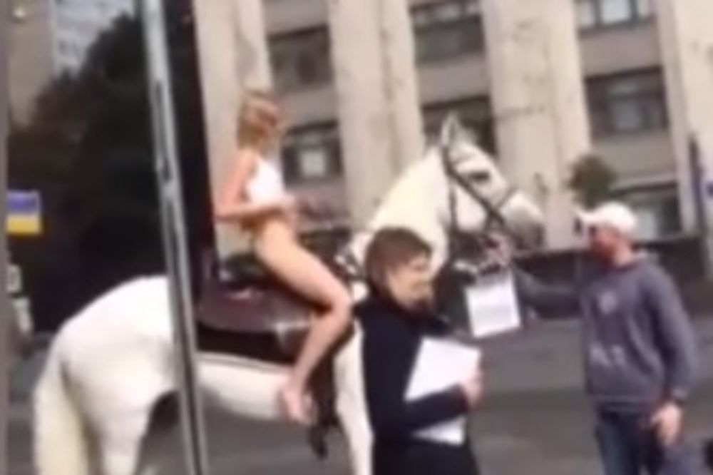 (VIDEO) U CENTRU MOSKVE: Skinula se gola i zajahala konja!