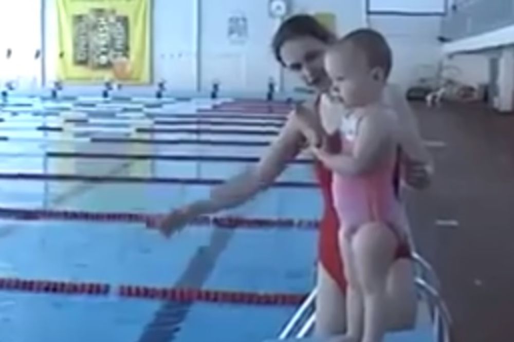 (VIDEO) OVA BEBA ĆE VAS ODUŠEVITI: Nema ni dve godine, a već roni, pliva, skače u vodu!