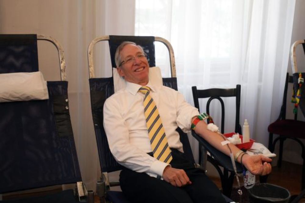 HUMANOST NA DELU: Američki ambasador Majkl Kirbi sa saradnicima dobrovoljno dao krv!