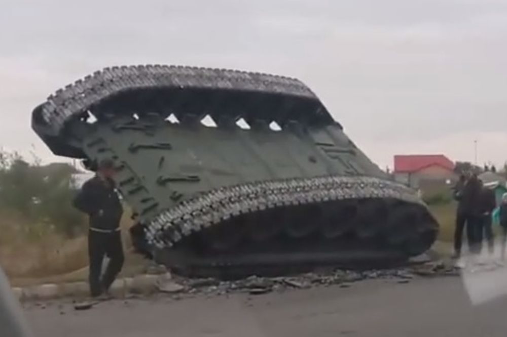 KAD RUS VOZI TENK: Vozač oštro ušao u krivinu i slupao T-72!