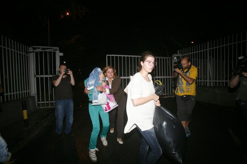 OVO SU SAUČESNICE MILIĆEVA ISPRED CZ: Sve pokrile glave osim Tamare, Milica psovala novinare! (FOTO)