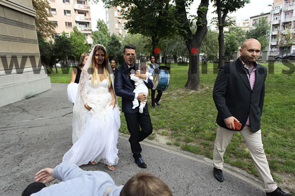 (FOTO) REKLI DA I PRED BOGOM: Jovana i Željko se venčali u crkvi na Dorćolu!