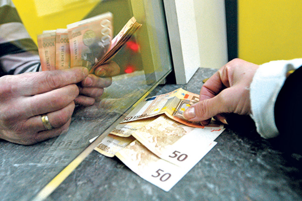 DINAR SLABI: Evro danas 119,5 dinara!