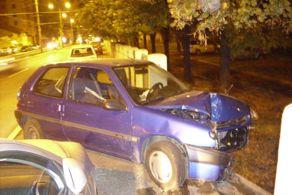 PREŠAO U SUPROTAN SMER: Automobil udario u ogradu Gradske bolnice, povređen vozač