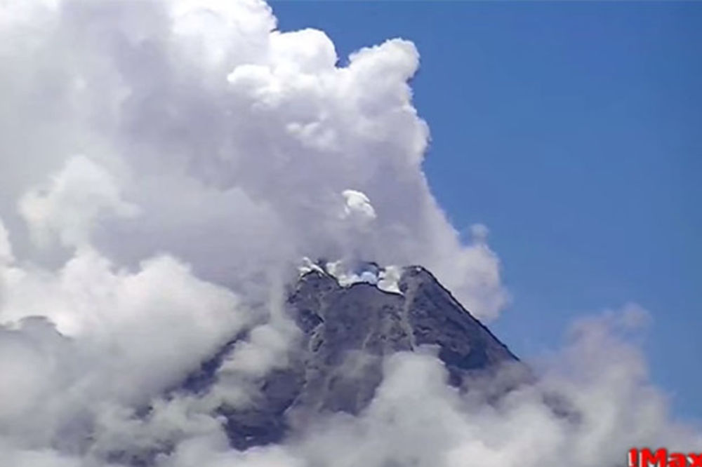 (VIDEO) PRED ERUPCIJU: Vulkan Majon ispušta gasove i izliva lavu