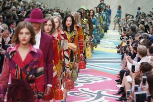 (FOTO, VIDEO) NEDELJA MODE U LONDONU: Jarke i vesele boje u stilu 70-ih!