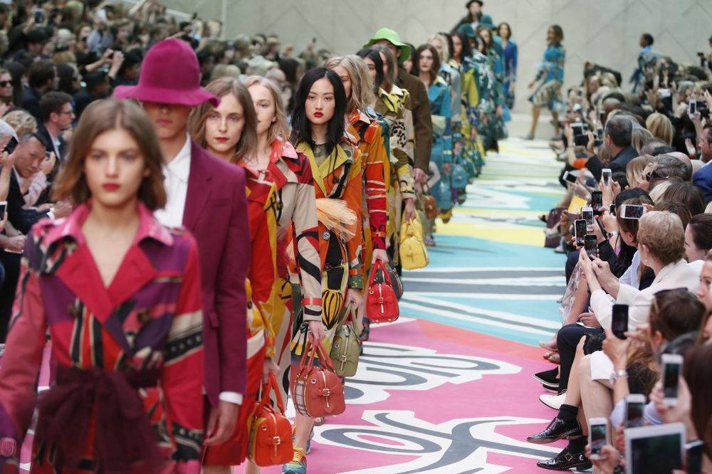(FOTO, VIDEO) NEDELJA MODE U LONDONU: Jarke i vesele boje u stilu 70-ih!