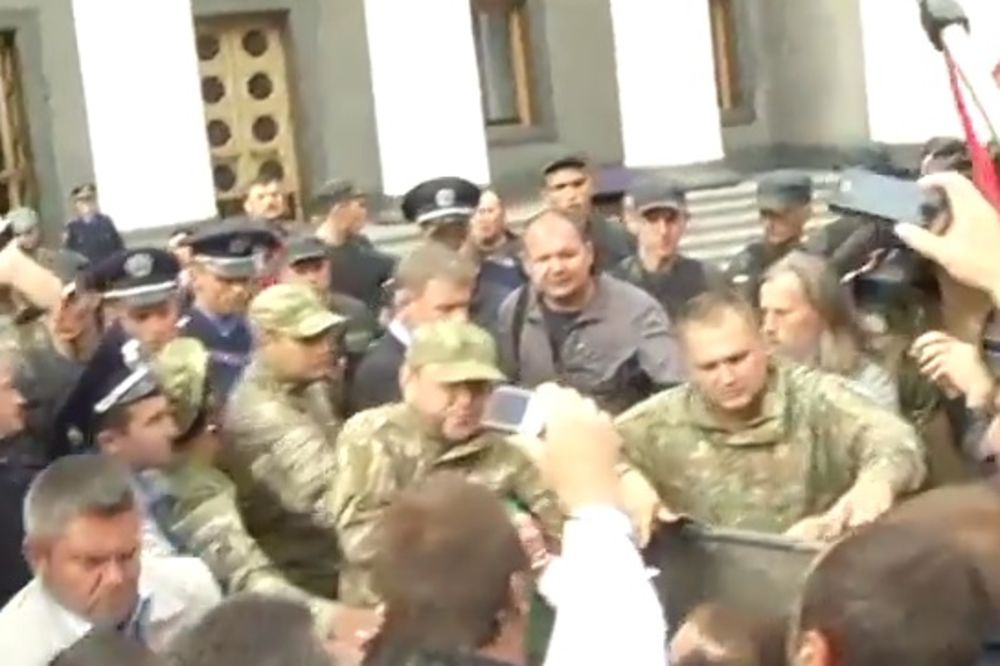 (VIDEO) UKRAJINA: Bacili poslanika u kantu za đubre!