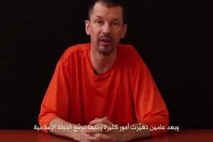 OKOMILI SE NA NOVINARE: Džihadisti objavili video zarobljenog Britanca Džona Kantlija