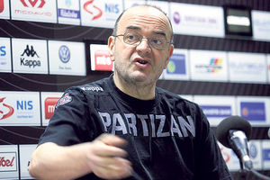 (VIDEO) SKANDAL NA KONFERERENCIJI: Dok je Vujošević pričao, neko je upao i vređao trenera Partizana