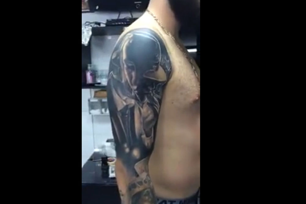 (VIDEO) RADULJIČINA ŽENA SA VIŠE LICA: Pogledajte novu tetovažu srpskog košarkaša