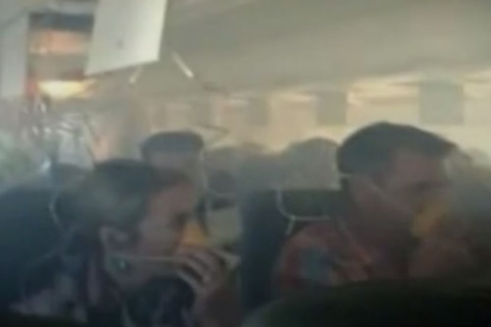 (VIDEO) UMALO DA SE UGUŠE: Avion pun dima prinudno sleteo, putnici bez maski za disanje!