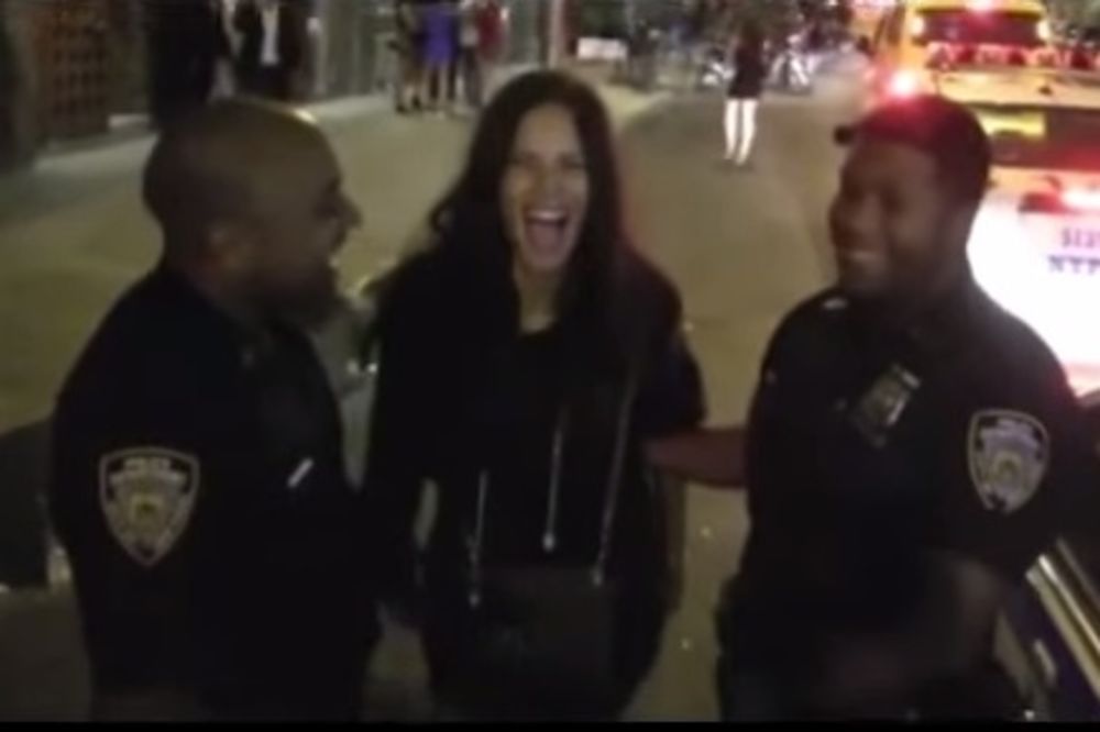 (VIDEO) Kad Adrijana Lima flertuje sa policajcima...