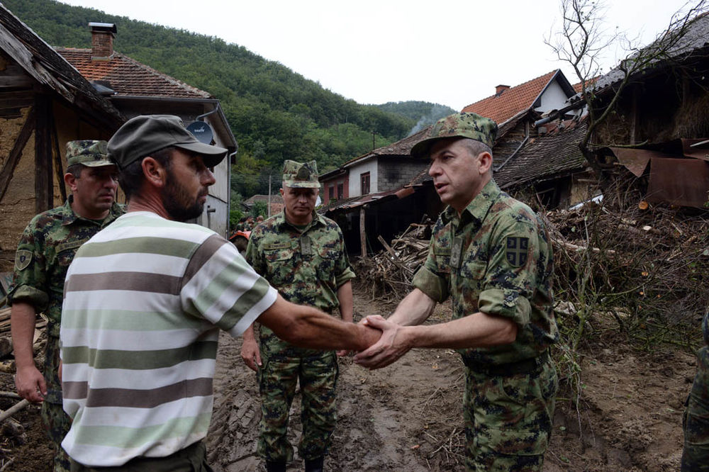 (FOTO) OVO SU HEROJI SRBIJE: Vojska bez prestanka pomaže građanima ugroženim od poplava!