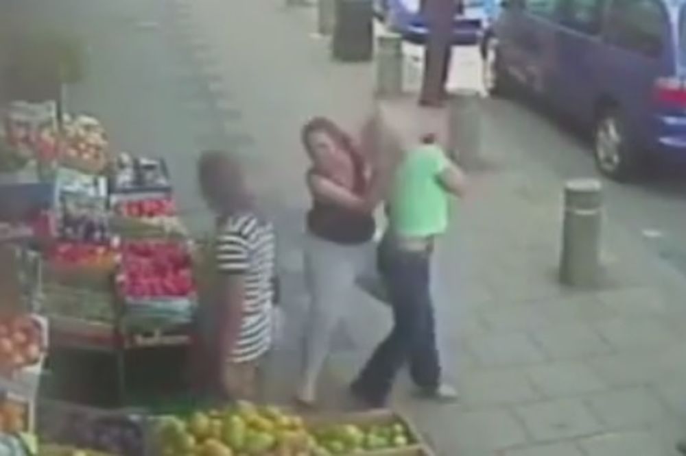 NAPAD NASRED BIRMINGEMA: Devojka saletela ženu na ulici i pretukla je! (VIDEO)