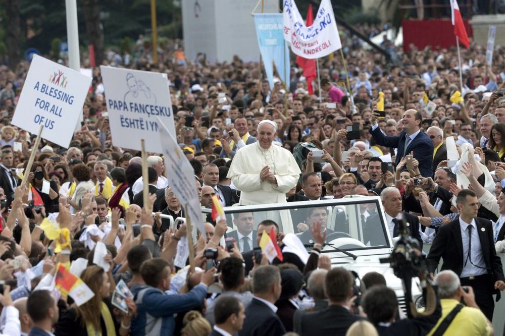 (VIDEO) STIGAO U ALBANIJU: Pogledajte prvu posetu pape Franje Tirani i javnu misu koju je održao