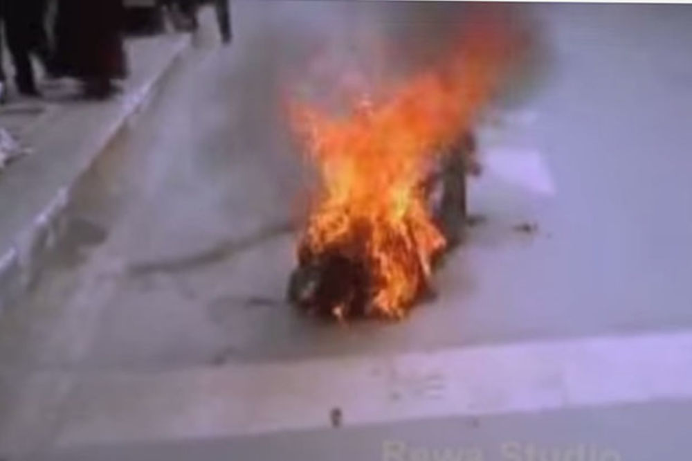 IZABRAO STRAŠNU SMRT: Tibetanski student zapalio sam sebe i izgoreo u buktinji!