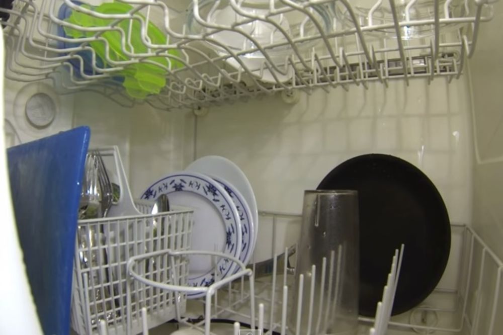 VELIKA VODENA ŽURKA: Evo kako izgleda iznutra mašina za suđe kada je uključite