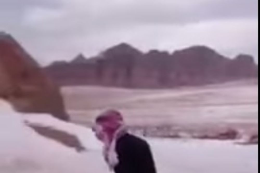 NASMEJAĆE VAS DO SUZA: Ono kad Saudijac prvi put u životu vidi sneg!