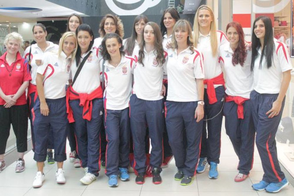 PRED PUT NA MUNDOBASKET: Košarkašice Srbije se družile sa navijačima