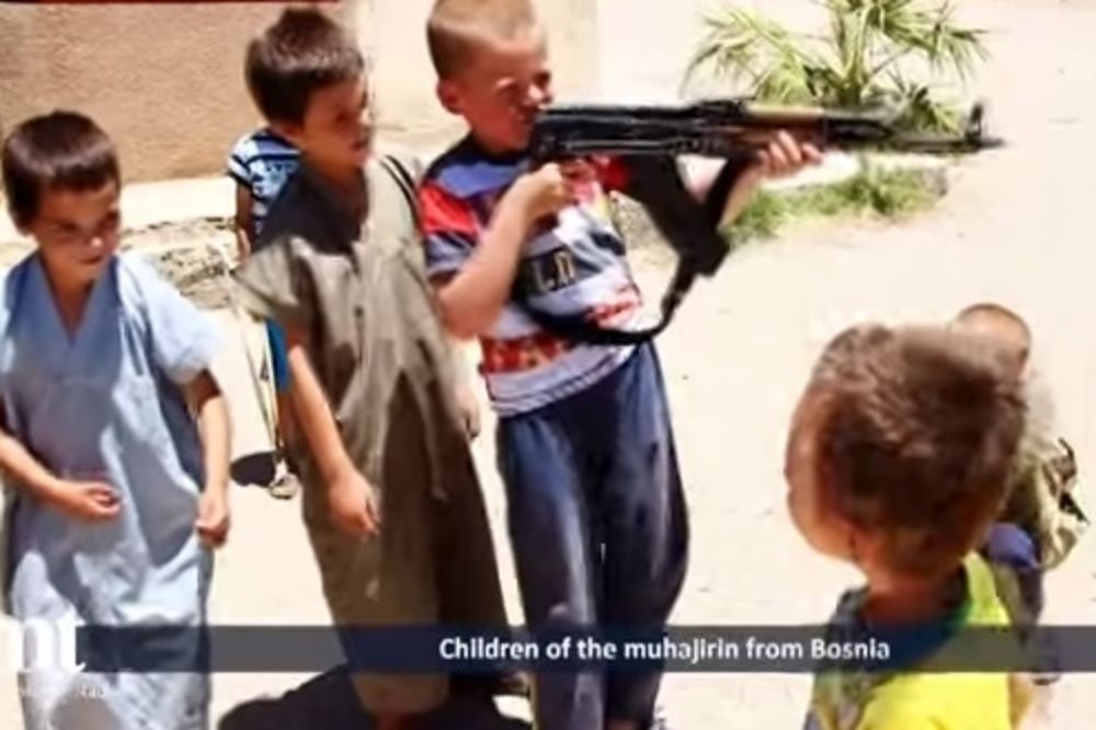 (VIDEO) NAORUŽANI DEČACI IZ BOSNE UZVIKUJU PAROLE ISIS: Vaš grob će biti u Siriji, Alah je najveći!