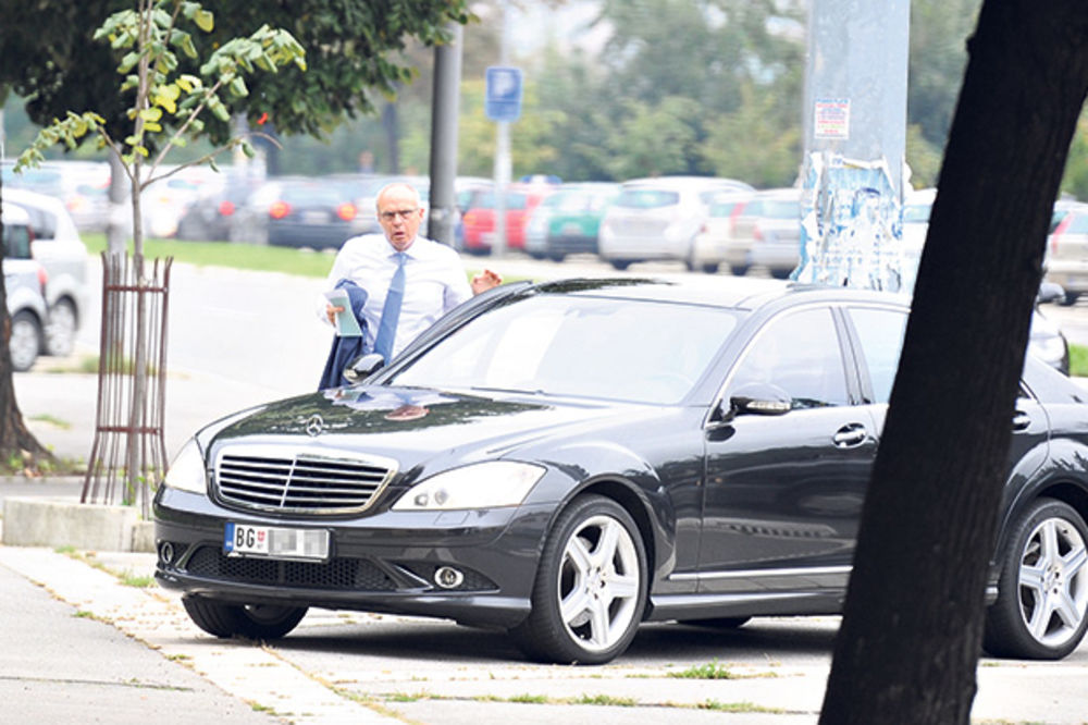 PRETIO PAUK: Milan Beko parkirao na zabranjenom mestu