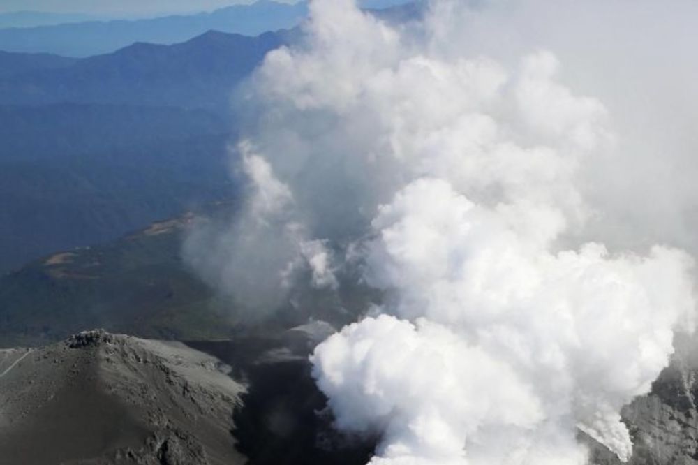 JAPAN: Pojačava se erupcija vulkana, obustavljena akcija spasavanja