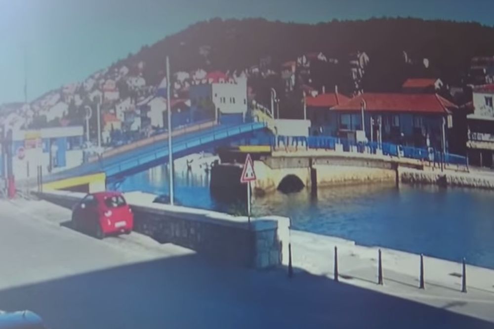 (VIDEO) Pežoom preletela most podignut 2,5 metara pa otišla na kafu