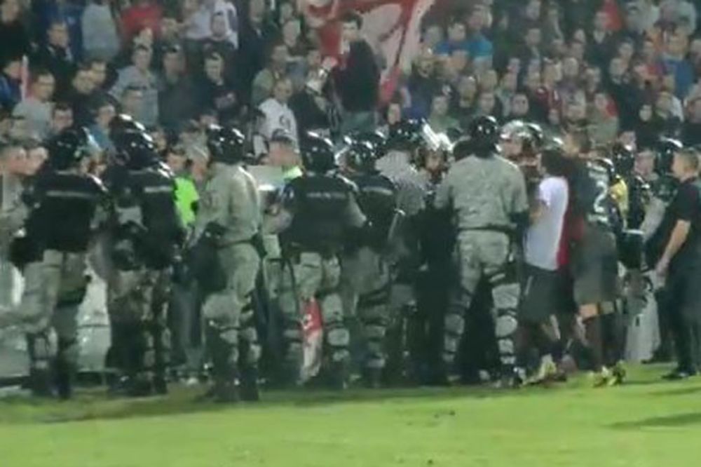 (VIDEO) ZAUSTAVILI ŽANDARME: Fudbaleri Zvezde sprečili hapšenje navijača u Čačku