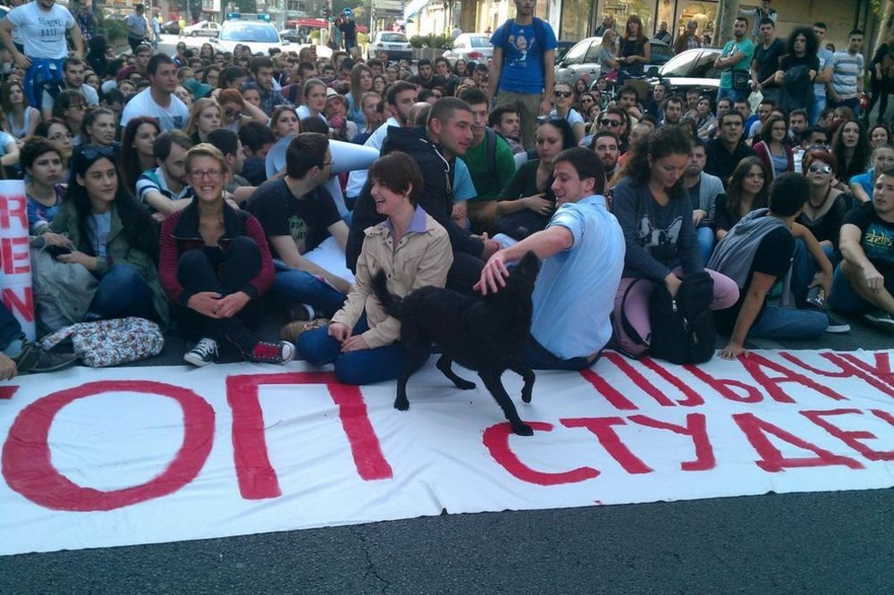 (VIDEO) KOLAPS U CENTRU GRADA: 500 studenata blokiralo saobraćaj!