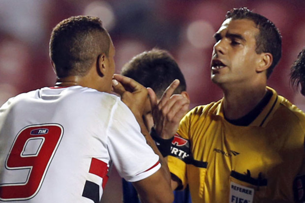 (VIDEO) KRVNIČKI POTEZ: Fudbaler Sao Paula nokautirao protivničkog igrača