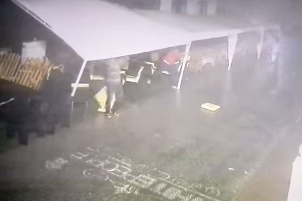 (VIDEO) BACIO GA NA STEPENICE: Pogledajte kako uragan nosi čoveka!