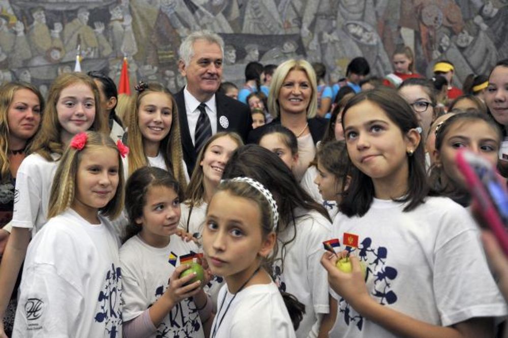 RADOST EVROPE: Nikolići se družili sa decom iz 18 zemalja
