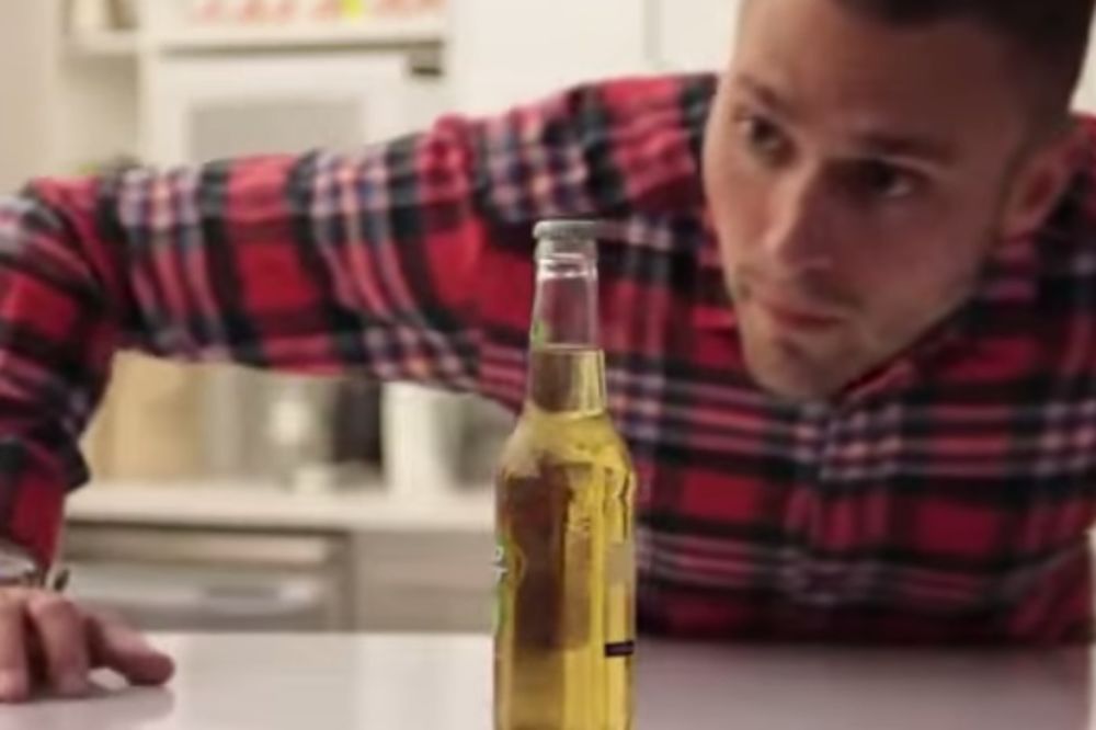 (VIDEO) Kako otvoriti flašu piva a da je ne dodirnete?