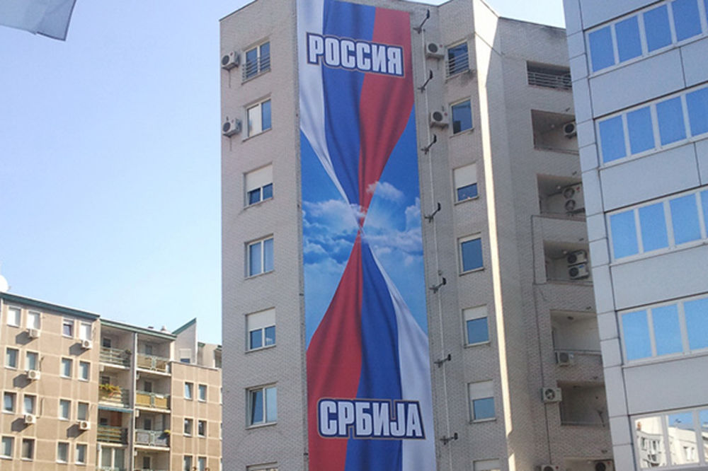 NOVAKOV DOČEK ZA PUTINA: Đokovići istakli velike zastave Srbije i Rusije!