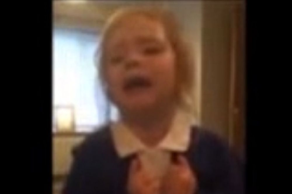 VIDEO KOJI JE OBIŠAO PLANETU: Devojčica (3) pokazala svima šta znači biti verni navijač!