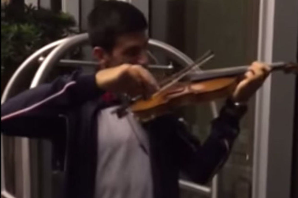 (VIDEO) PAGANINI DA MU POZAVIDI: Pogledajte kako Đoković svira violinu