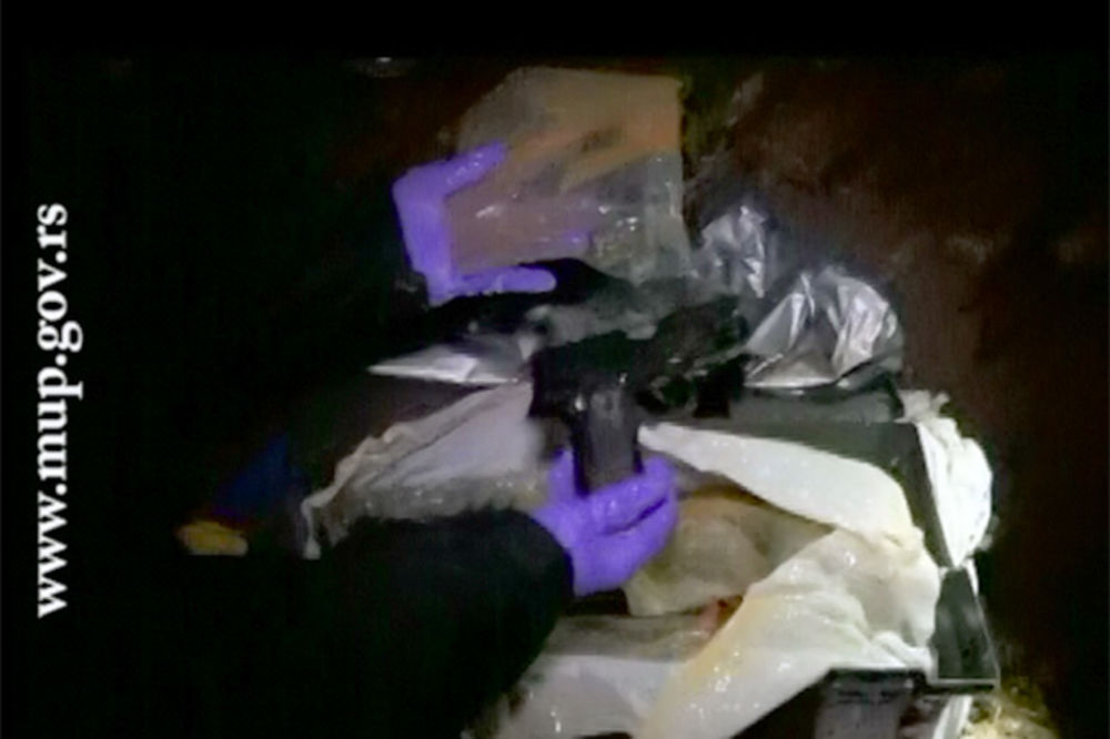 (VIDEO) Pogledajte kako je pronađeno ukradeno oružje sa aerodroma!