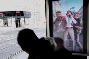 (VIDEO) HOROR U BEČU: Zombiji napadaju na tramvajskim stanicama!