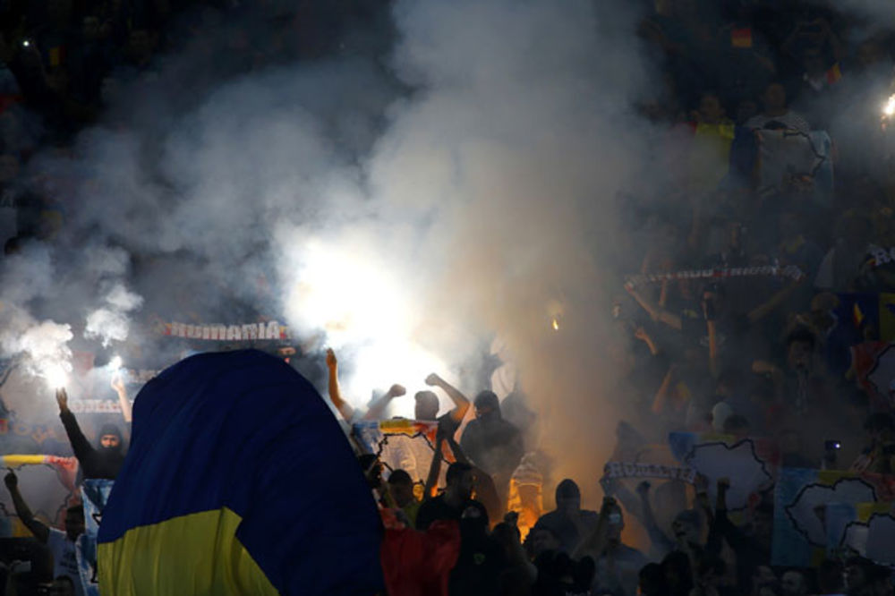 (FOTO+VIDEO) HAOS U BUKUREŠTU: Žestoka tuča navijača Rumunije i Mađarske