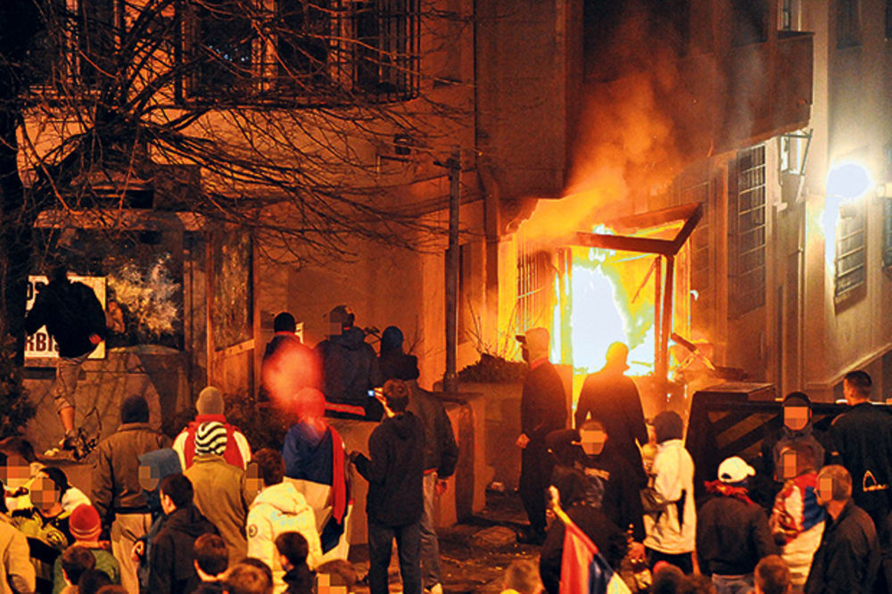 OSUMNJIČENA TRI GENERALA: Završena istraga protiv odgovornih za paljenje ambasada